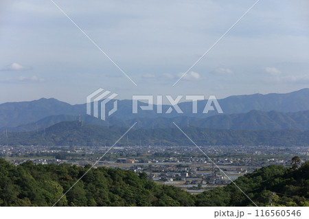 あすたむらんど徳島のメインゲート前の陸橋から徳島平野、石井町方向を見る あすたむらんど徳島のメインゲート前の陸橋から徳島平野、石井町方向を見る 116560546