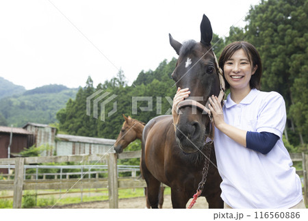 馬と触れ合う女性 116560886