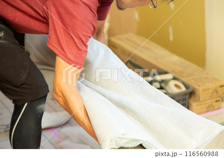中古住宅のリフォームでクロスを張る職人 中古住宅のリフォームでクロスを張る職人 116560988