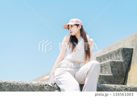 韓国ファッションの若い女の子 韓国ファッションの若い女の子 116561003