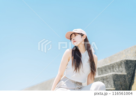 韓国ファッションの若い女の子 116561004
