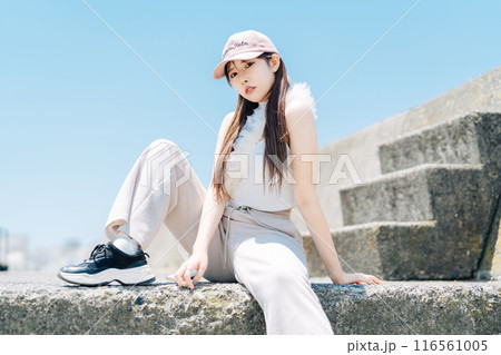 韓国ファッションの若い女の子 韓国ファッションの若い女の子 116561005