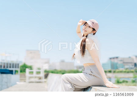 韓国ファッションの若い女の子 116561009