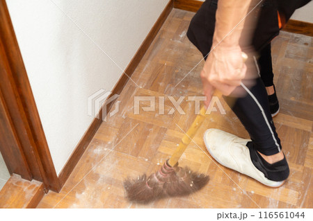 中古住宅のリフォームで廊下の床にフロアタイルを貼るクロス職人 116561044