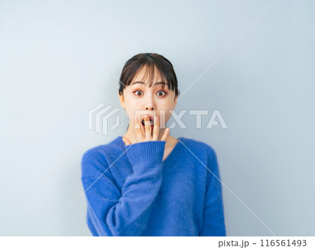 驚いた表情の女性 116561493
