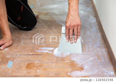 中古住宅のリフォームで廊下の床にフロアタイルを貼るクロス職人 中古住宅のリフォームで廊下の床にフロアタイルを貼るクロス職人 116561548