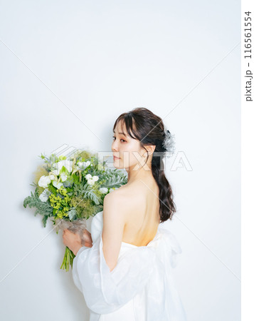 ブーケを持った花嫁　ブライダルフォト　ウェディングフォト　前撮り 116561554