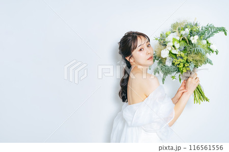 ブーケを持った花嫁　ブライダルフォト　ウェディングフォト　前撮り 116561556