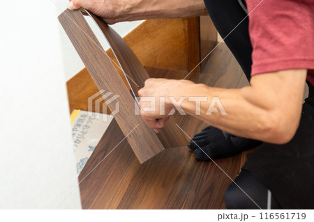 中古住宅のリフォームで廊下の床にフロアタイルを貼るクロス職人 中古住宅のリフォームで廊下の床にフロアタイルを貼るクロス職人 116561719