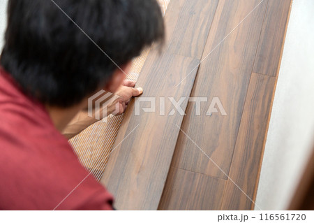 中古住宅のリフォームで廊下の床にフロアタイルを貼るクロス職人 中古住宅のリフォームで廊下の床にフロアタイルを貼るクロス職人 116561720