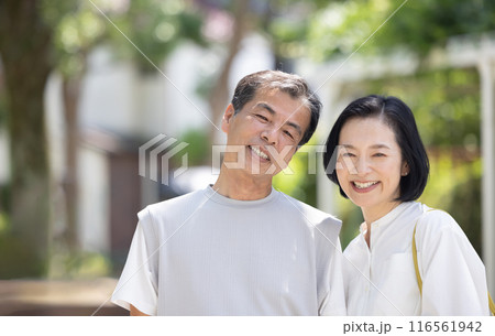 寄り添う笑顔の夫婦 116561942