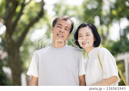 寄り添う夫婦 寄り添う夫婦 116561943