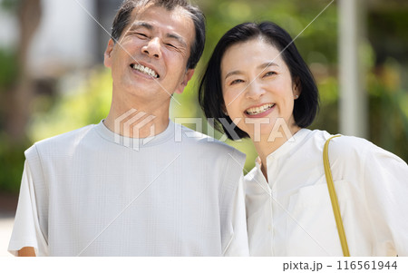 寄り添う笑顔の夫婦 116561944