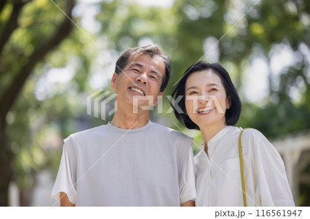 寄り添う笑顔の夫婦 116561947