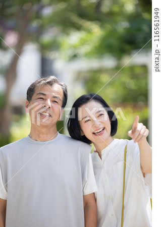 寄り添う笑顔の夫婦 116561949