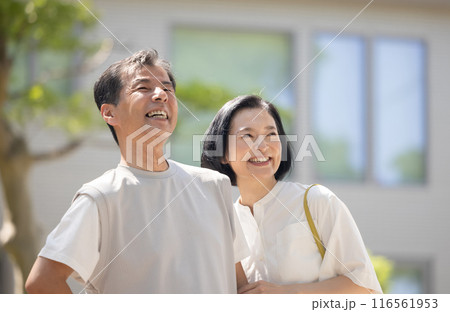 寄り添う笑顔の夫婦 寄り添う笑顔の夫婦 116561953