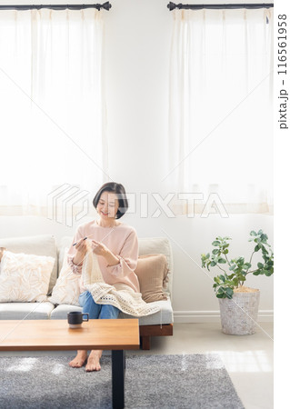 リビングで編み物をする女性 リビングで編み物をする女性 116561958