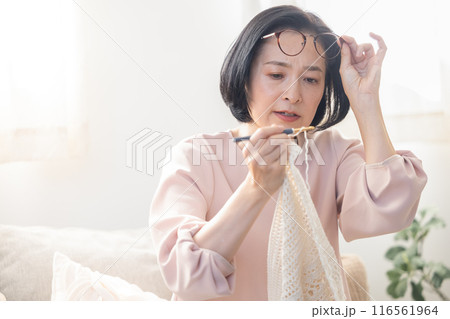 老眼の女性 116561964