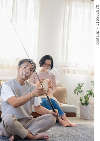 リビングのでのんびり過ごす夫婦 リビングのでのんびり過ごす夫婦 116561970