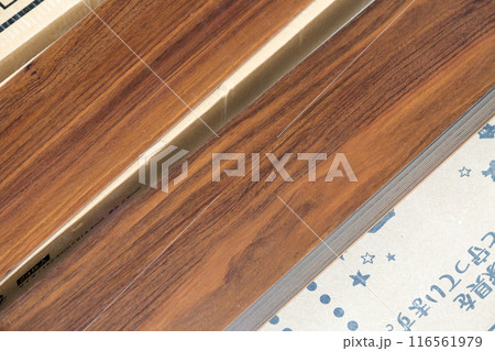 住宅床建材のフロアタイル 116561979