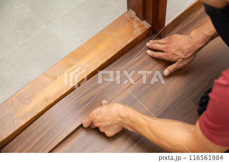 中古住宅のリフォームで廊下の床にフロアタイルを貼るクロス職人 中古住宅のリフォームで廊下の床にフロアタイルを貼るクロス職人 116561984