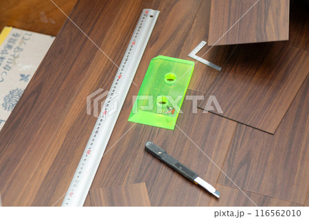 住宅床建材のフロアタイルと工具 116562010
