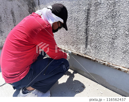 worker sands the surface. cleans old paint 116562437
