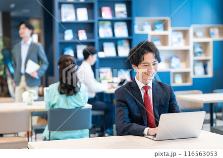シェアオフィスで働くビジネスマン　撮影協力：Creadisce（丸善雄松堂株式会社） 116563053