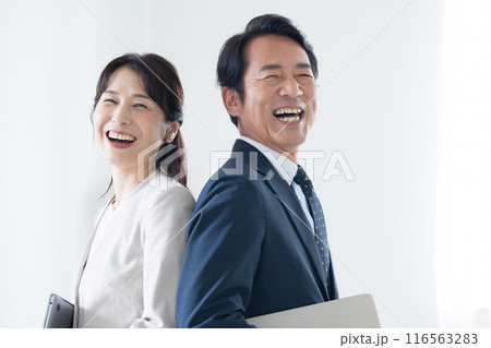 ビジネスで笑顔の表情の社長や管理職、横並び背中合わせで転職やスカウト、求人などリクルートのイメージ 116563283