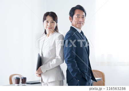 ビジネスで笑顔の表情の社長や管理職、横並び背中合わせで転職やスカウト、リクルートのカメラ目線 ビジネスで笑顔の表情の社長や管理職、横並び背中合わせで転職やスカウト、リクルートのカメラ目線 116563286
