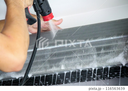 air conditioning cleaning service with water spray 116563639