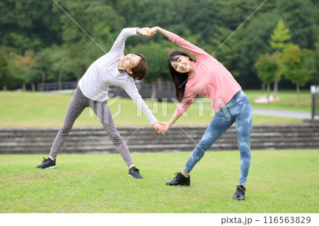 ストレッチ体操をする二人の女性 116563829