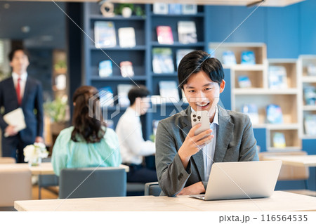 オフィスで働く若いビジネスマン　撮影協力：Creadisce（丸善雄松堂株式会社） 116564535