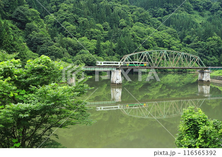 只見線「只見川第五橋梁を走る列車と川面の水鏡」 116565392