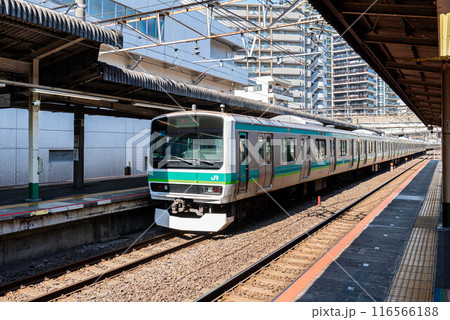松戸駅のホームを発車する常磐線快速電車 松戸駅のホームを発車する常磐線快速電車 116566188