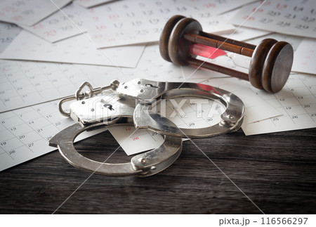 犯罪イメージ　手錠とカレンダーと砂時計　違法行為　時効　経過 116566297