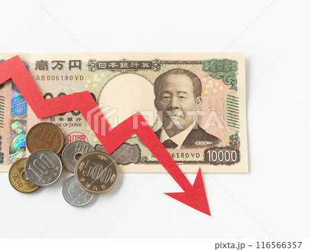 下降矢印と現金　下降　紙幣　下向き　新札 116566357