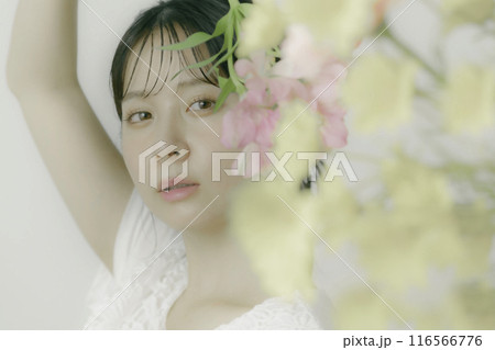 花を持つ若い女性のポートレート 花を持つ若い女性のポートレート 116566776