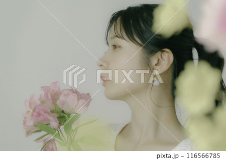 花を持つ若い女性のポートレート 花を持つ若い女性のポートレート 116566785