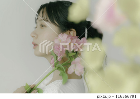 花を持つ若い女性のポートレート 花を持つ若い女性のポートレート 116566791