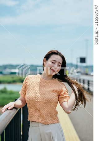髪をかき分けるロングヘアーの若い女性 髪をかき分けるロングヘアーの若い女性 116567547