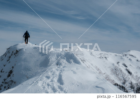 雪山の山岳風景 116567595
