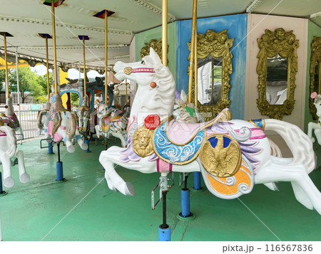 遊園地にある昭和レトロなメリーゴーランド 遊園地にある昭和レトロなメリーゴーランド 116567836
