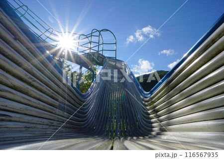四万川ダムの公園の滑り台と太陽 四万川ダムの公園の滑り台と太陽 116567935