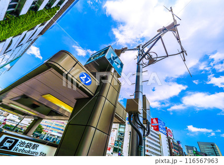 日本の東京都市景観 7月。池袋駅東口（池袋駅東口路上）の拡声器などを望む＝5日 116567963
