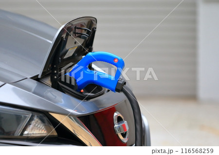 充電中の電気自動車　イメージ 116568259