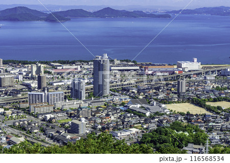 宇多津町の街並み　ツインタワー瀬戸大橋　青ノ山山頂展望台　香川県宇多津町 116568534