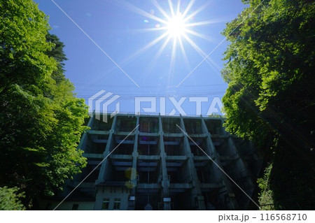 下流から見る丸沼ダムの堤体と太陽 116568710