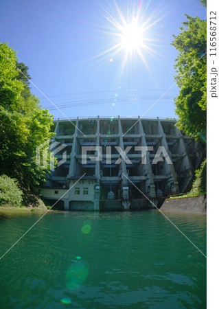 下流から見る丸沼ダムの堤体と太陽 下流から見る丸沼ダムの堤体と太陽 116568712