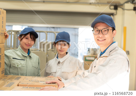 倉庫で働く3人の男女 倉庫で働く3人の男女 116568720